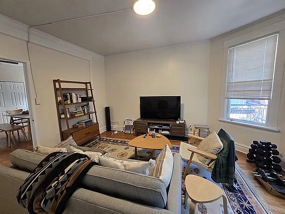 5th image of 1945 W Roscoe St #2