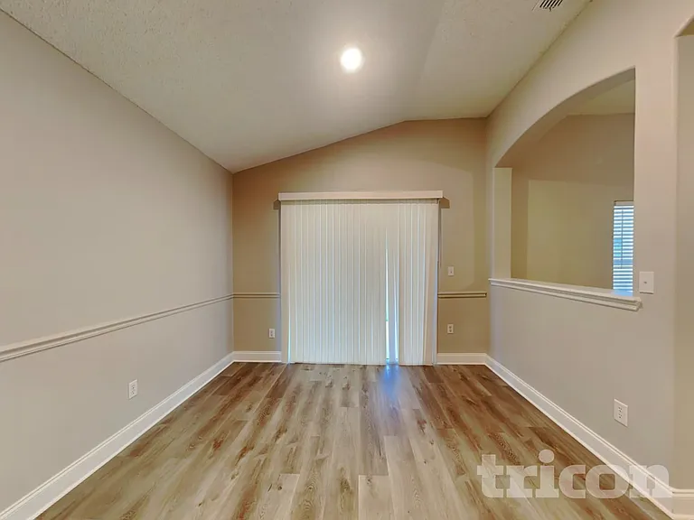 1105 Maple Ln — Photo 4