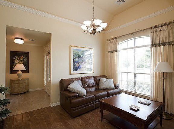 Versatile room next to entrance 