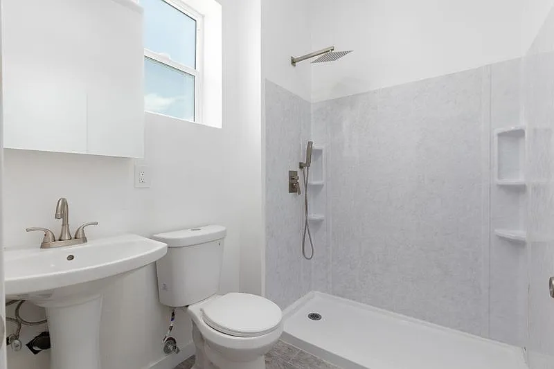 2856 Franklin Ave — Photo 3