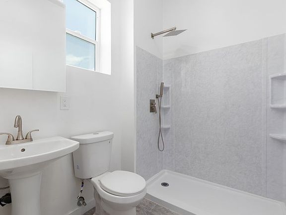 3rd image of 2856 Franklin Ave #B