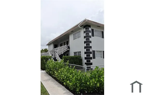 Building Photo - 5920 NW 16th Pl #1