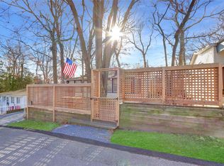 11 Cottage Rd, Calverton, NY 11933