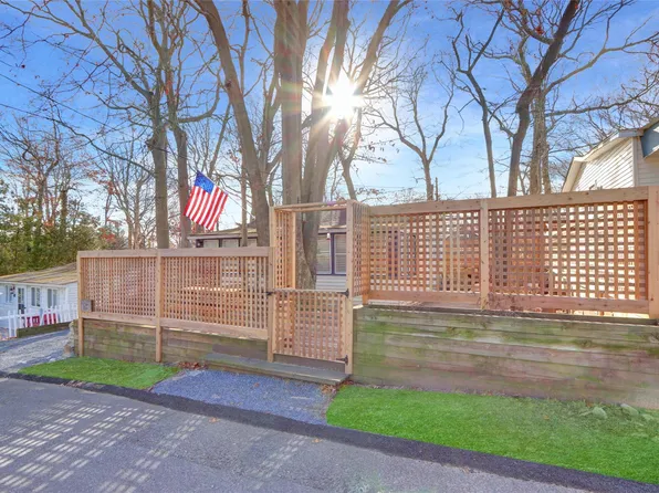 11 Cottage Road, Baiting Hollow, NY 11933