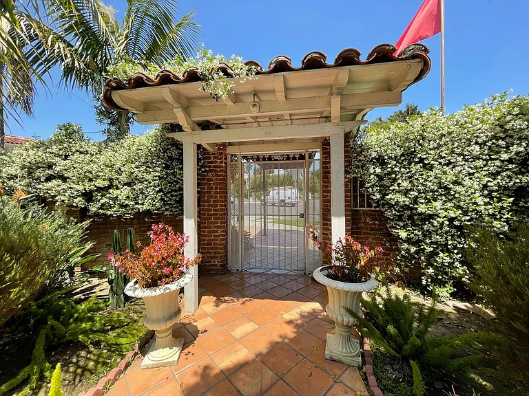 10804 Lindbrook Dr — Photo 23