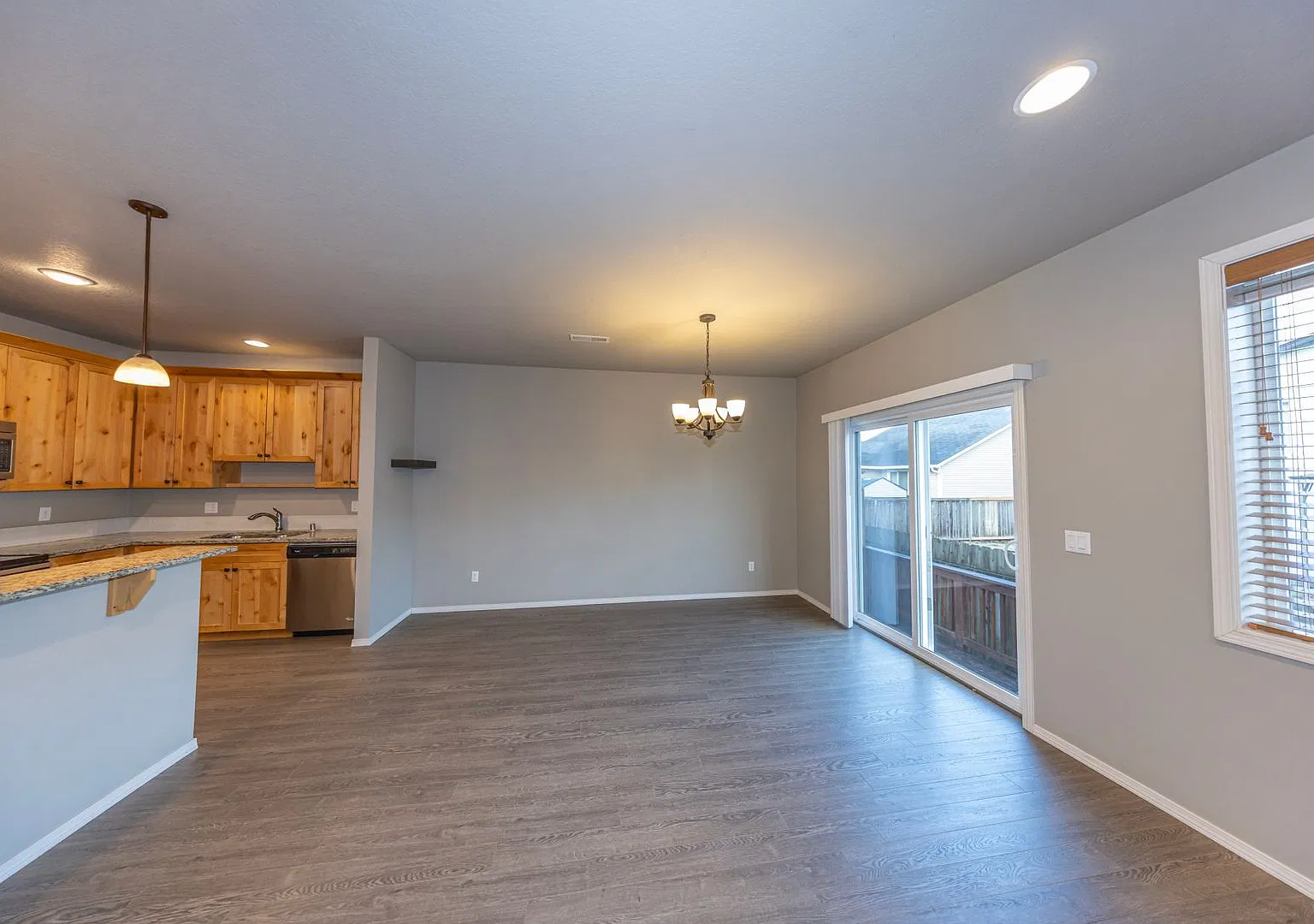 Three bedr townhouse in Orchards with AC. - New carpet and paint — Photo 3