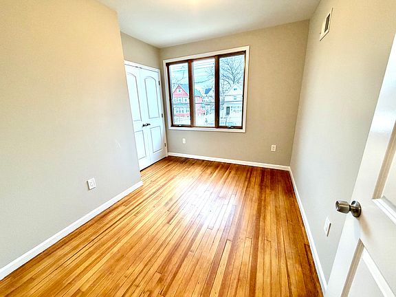 5th image of 146 Arlington Ave