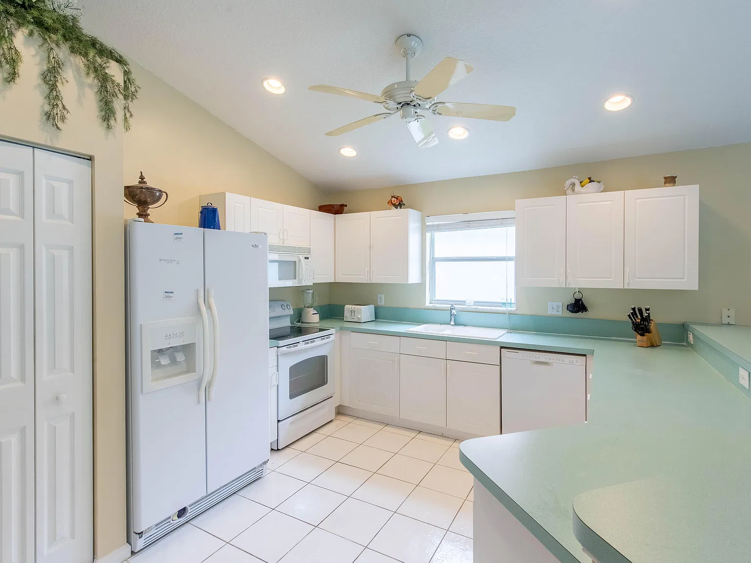 3 bed, 2.0 bath, 1325 sqft, $4,500 — Photo 2