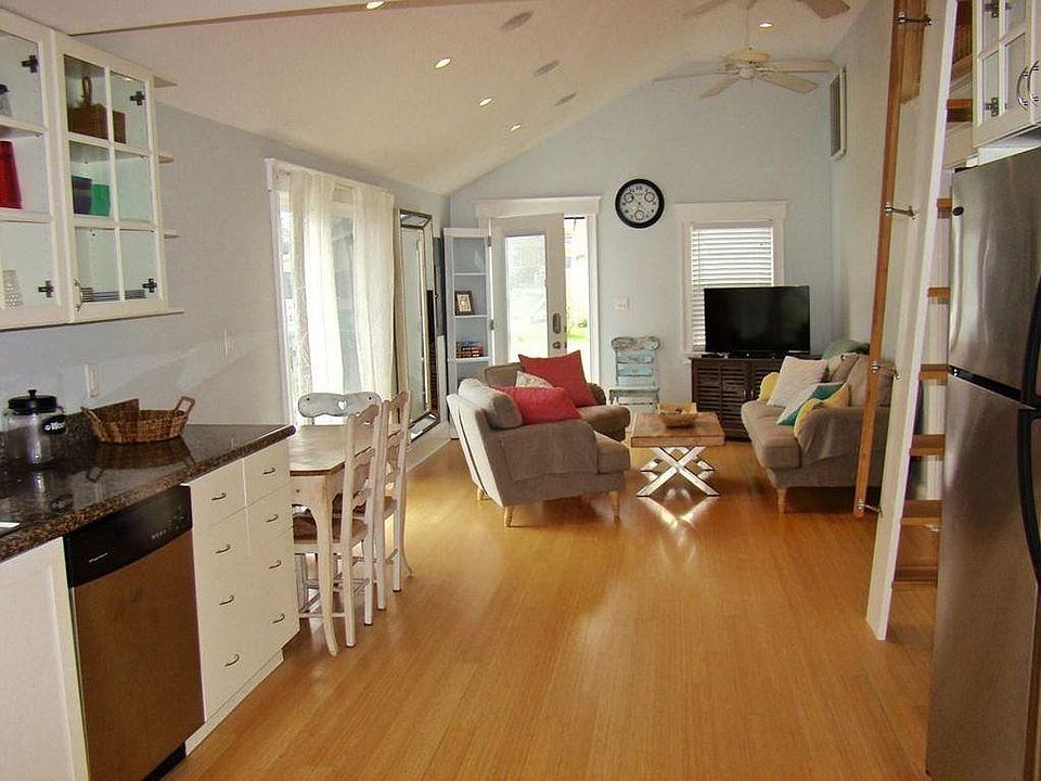 2nd image of 10 Irving St