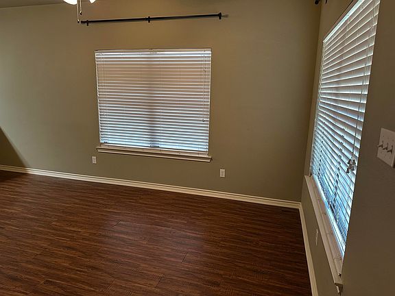 4th image of 615 Oak St