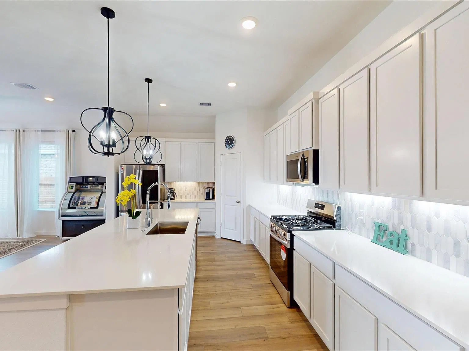 3 bed, 2.5 bath, 2447 sqft, $2,900 — Photo 4