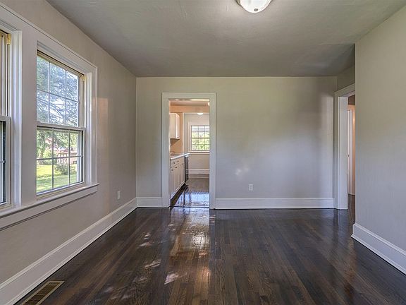 5th image of 226 Fort Lewis Blvd