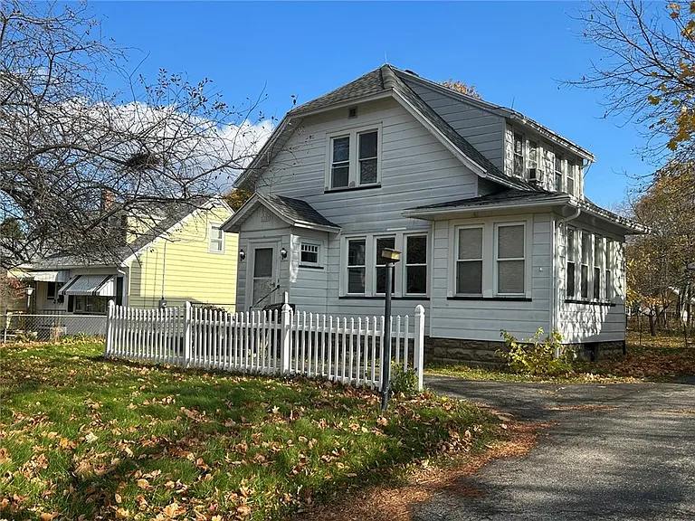 125 Windsor Rd — Photo 1