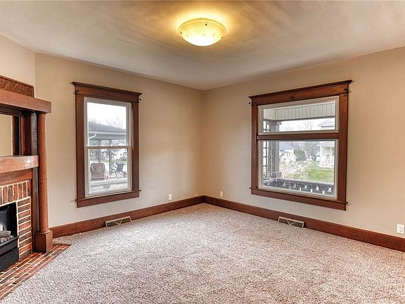 5th image of 718 Clark St