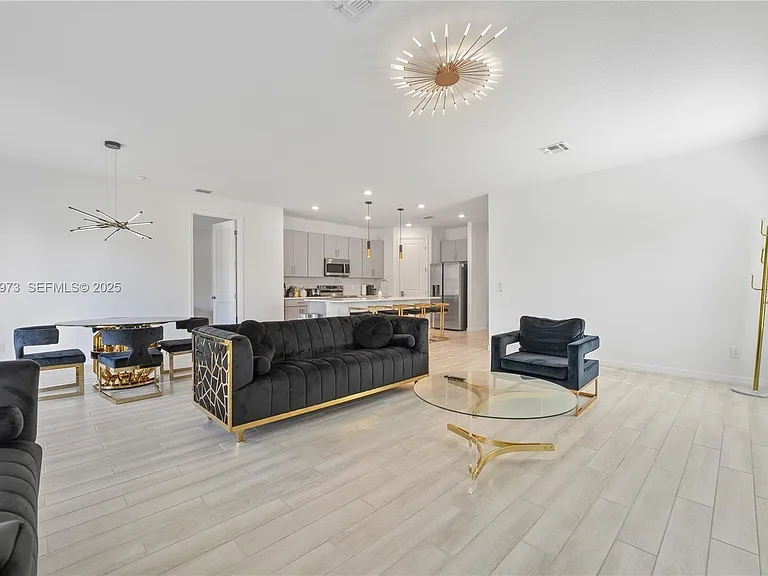 2375 Lancashire St — Photo 12