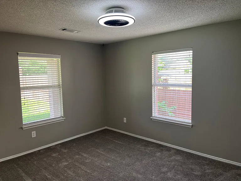 4405 Carriage Lane Cir — Photo 15