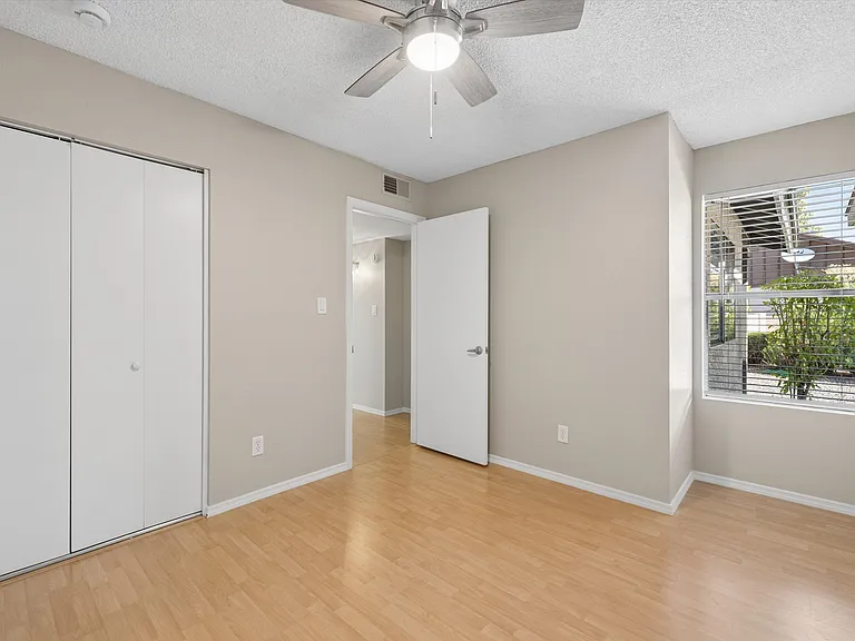 2118 S Pine St — Photo 13