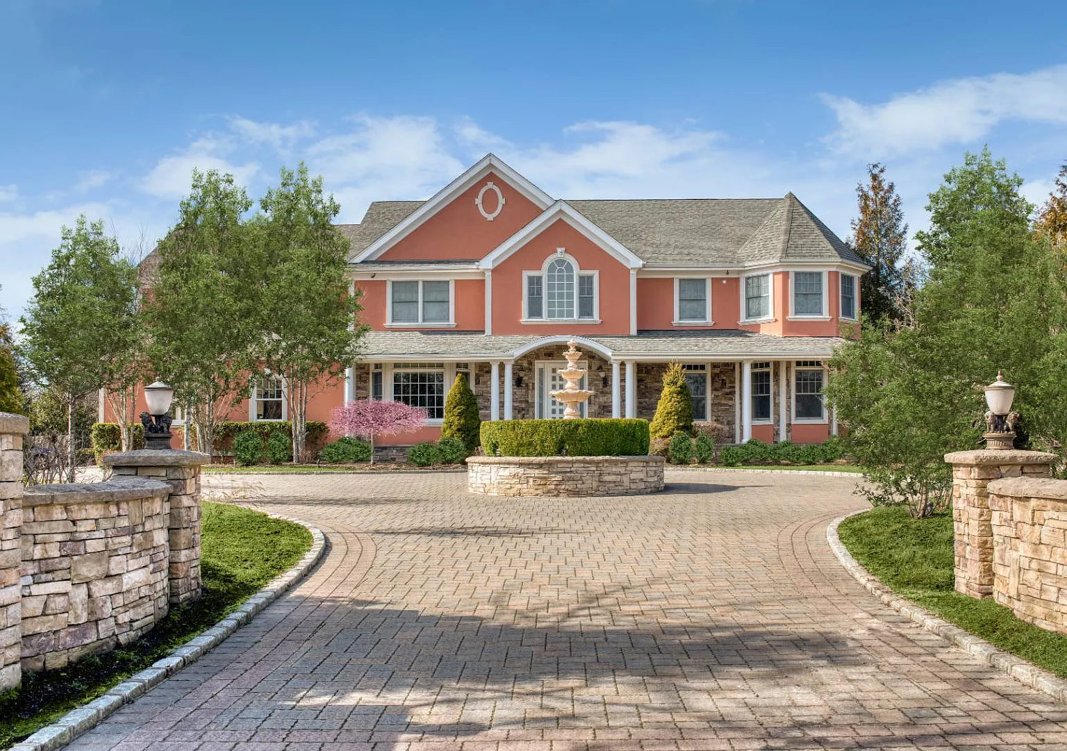 Immaculate 6 Bedroom SOH — Photo 1