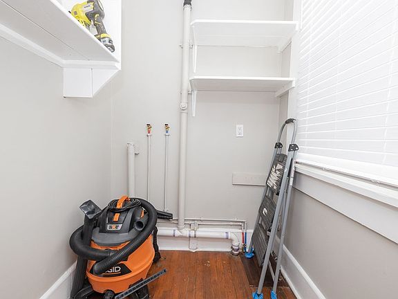 5th image of 110 Comer St