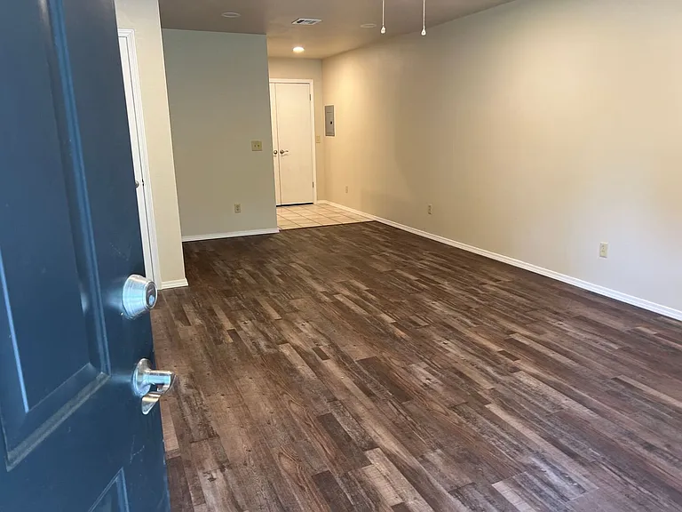608 Rolling Hills Dr — Photo 6