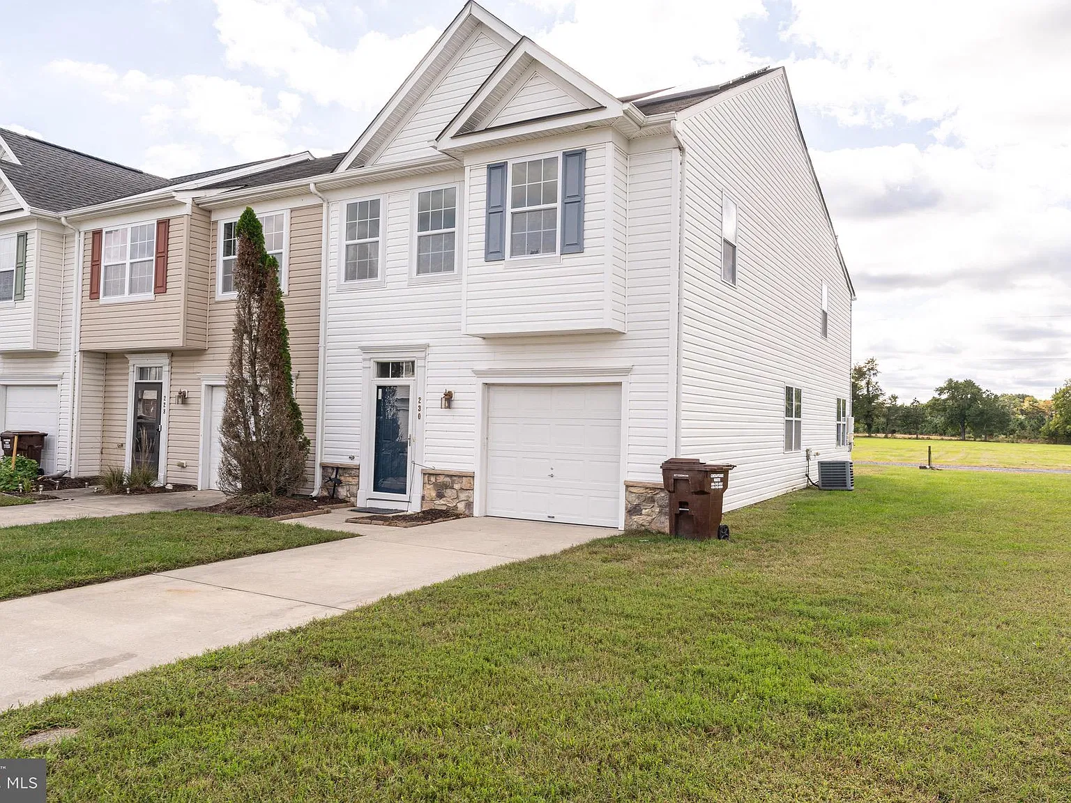3 bed, 2.5 bath, 1894 sqft, $1,895 — Photo 4