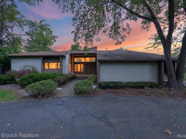 4532 Walnut Lake Rd, Bloomfield Hills, MI 48301