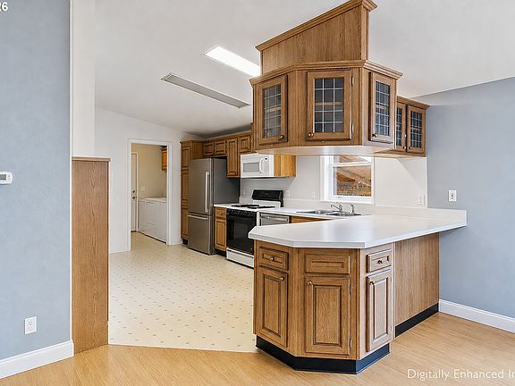 4th image of 802 SW Spring St