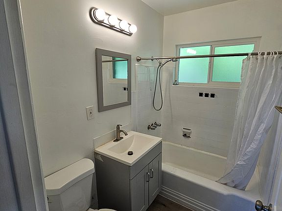 4th image of 2711 S Fremont Ave #A