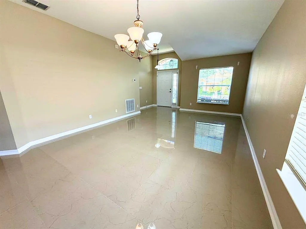 3 bed, 2.0 bath, 1831 sqft, $2,000 — Photo 4
