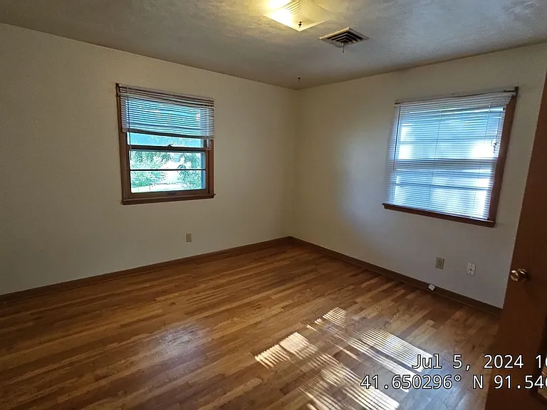 518 W Benton St — Photo 17