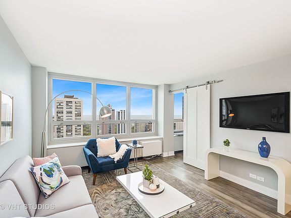 3rd image of 88 W Schiller St #2607