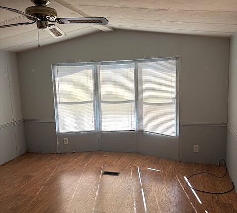 4th image of 15 Martin Dr
