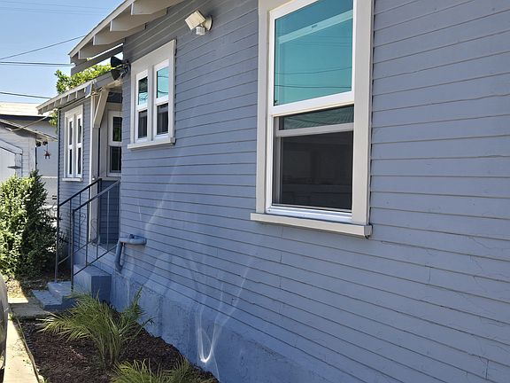 Separate side entrance from the private driveway.