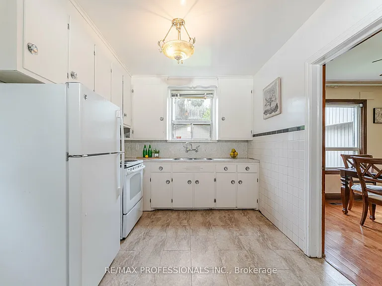 111 Keele St — Photo 10