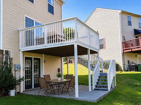 Backyard decks overlooking shaded Raleigh greenway and Mine Creek. Folding tables and chairs provided for both upper and lower deck. You ~100 feet away from the 115 mile Paved Shaded Raleigh Greenway!!