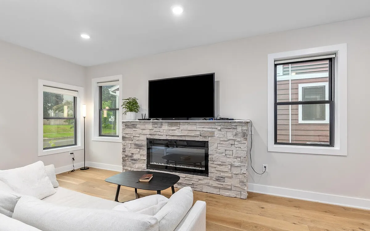 1 bed, 900 sqft, $2,145 — Photo 1