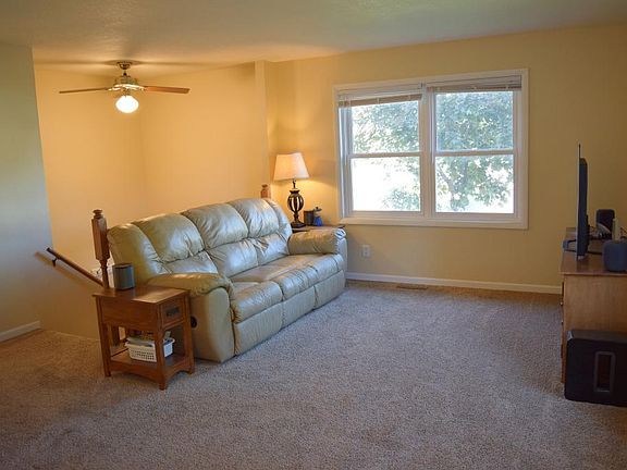 3rd image of 815 Dawn Pl