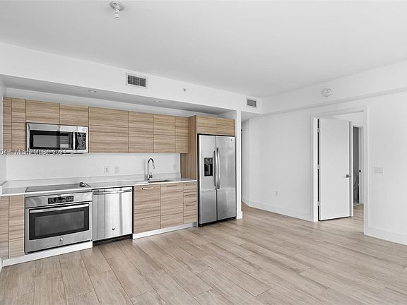 4th image of 121 NE 34th St #1101