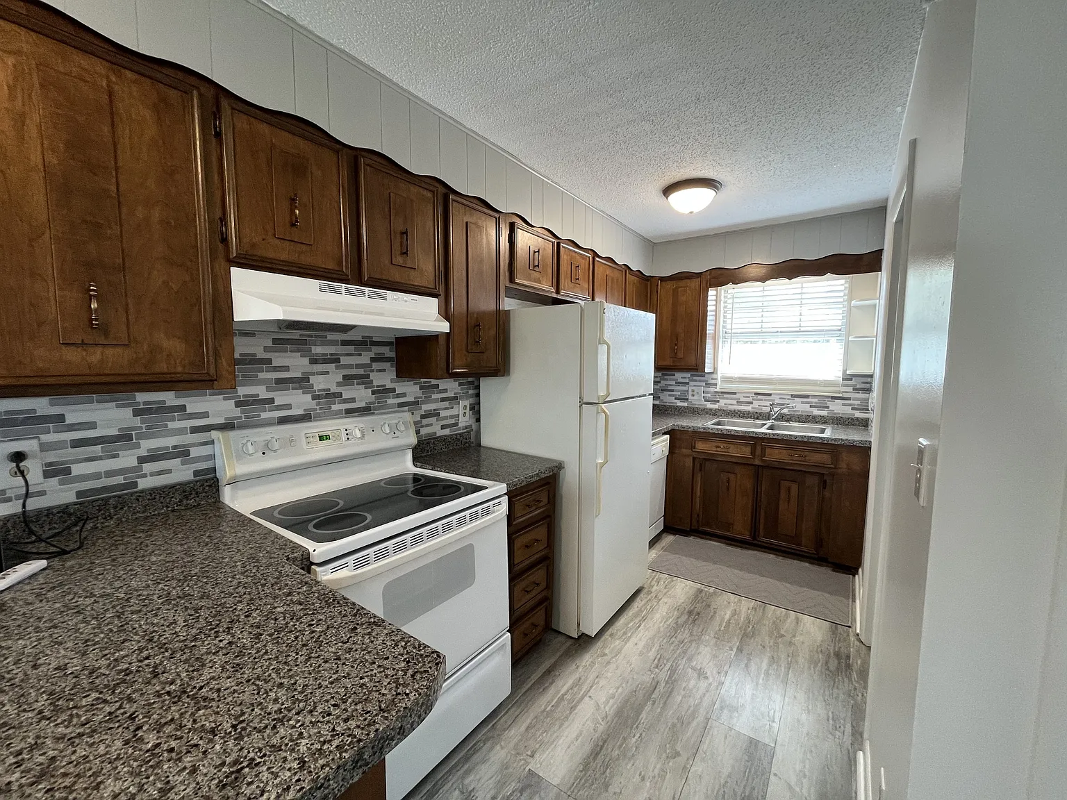 204 W Bernard Ave — Photo 3