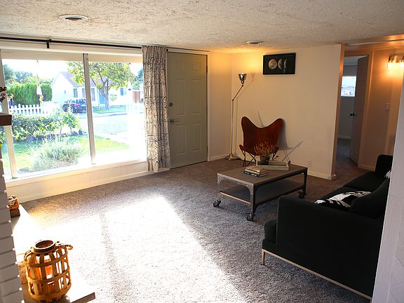 Light Filled Entry Main Room