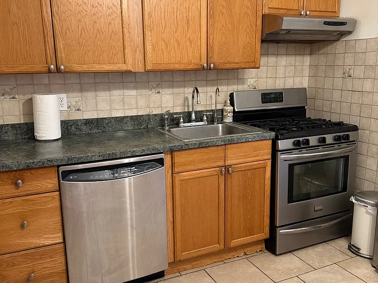 190 Bay 7 St #1 — Photo 2