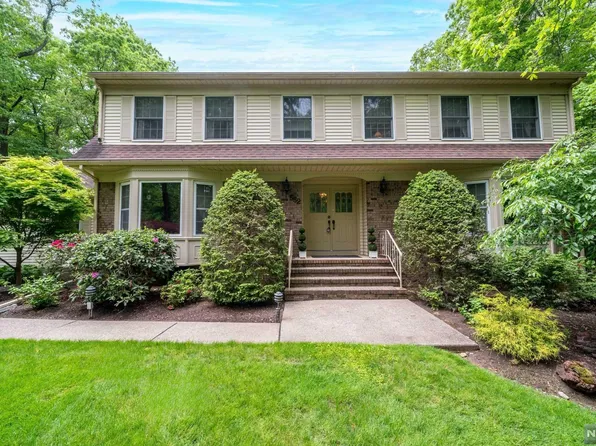 552 Haddon Pl, Franklin Lakes, NJ 07417