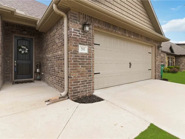 201 Cisterna Dr, Centerton, AR 72719