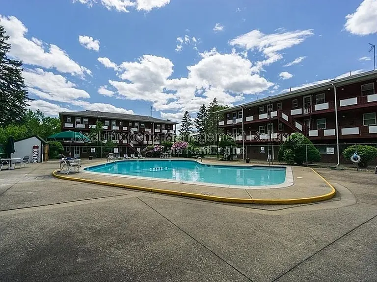 50 Colonial Dr #8 — Photo 14