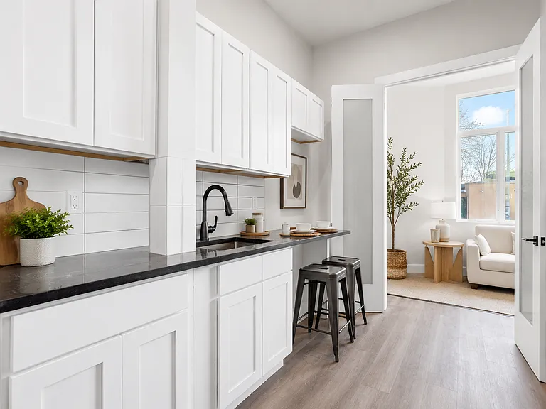 61 Delmonico Pl #1R — Photo 2