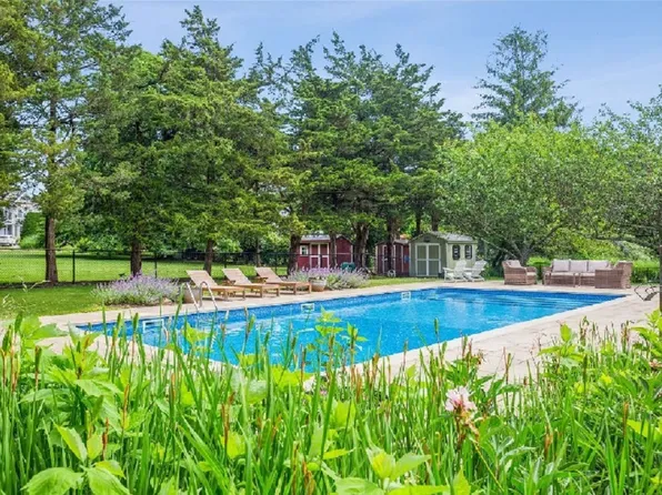 https://photos.zillowstatic.com/fp/09bdb51311193bf28d700cf6b88f6304-p_e.webp