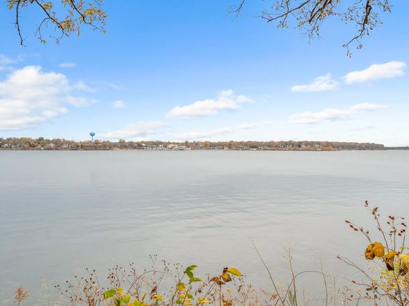 2105 Lakeshore Dr, Okoboji, IA 51355