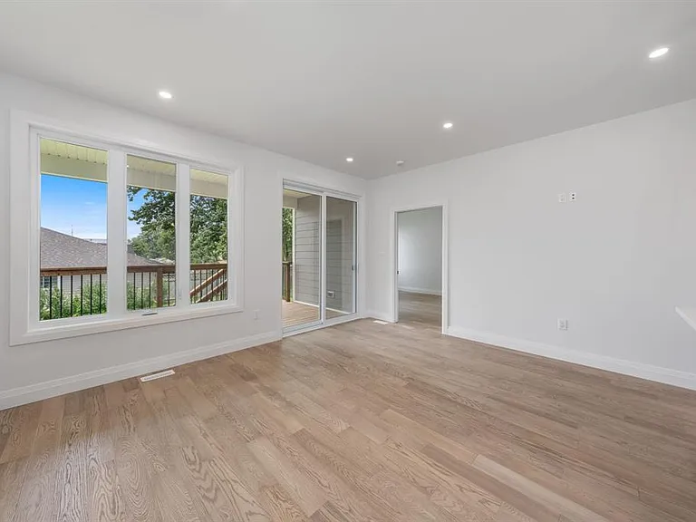 397 Victoria St — Photo 13