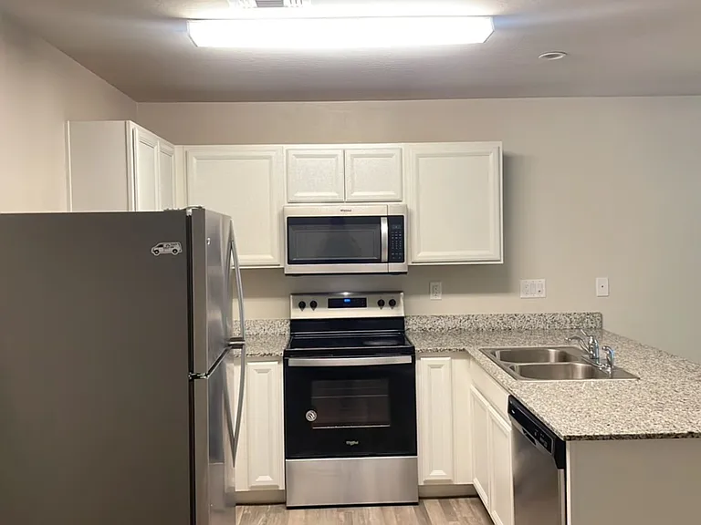194 E Watson Pl — Photo 4