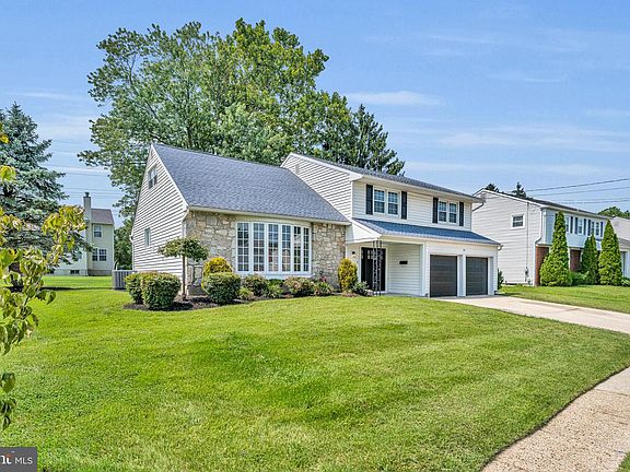 3rd image of 19 Kingsbridge Dr